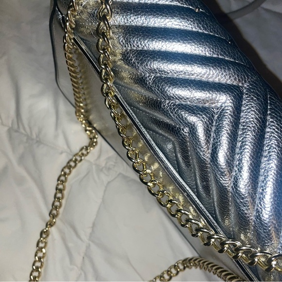 LIKE NEW VS purse! crossbody style ⚪️ - Picture 4 of 4